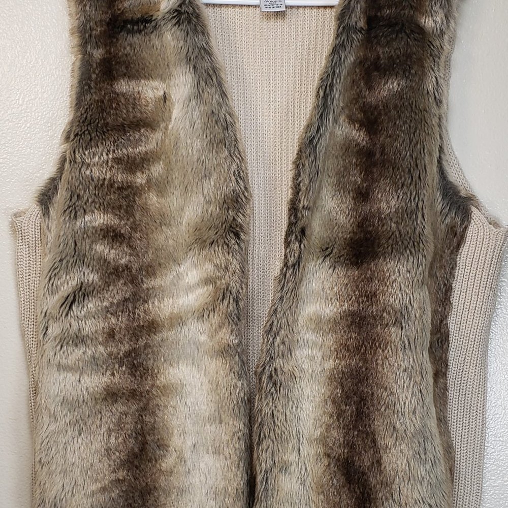 Liz Claiborne front faux fur open vest